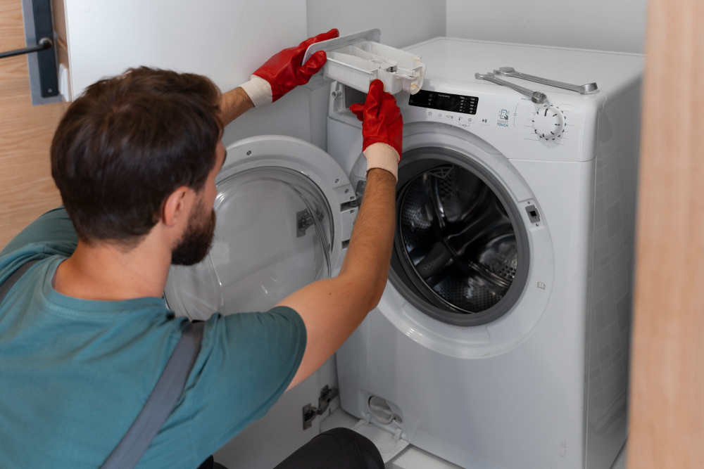 Técnico de CODELTEM reparando lavarropas en Montevideo.
